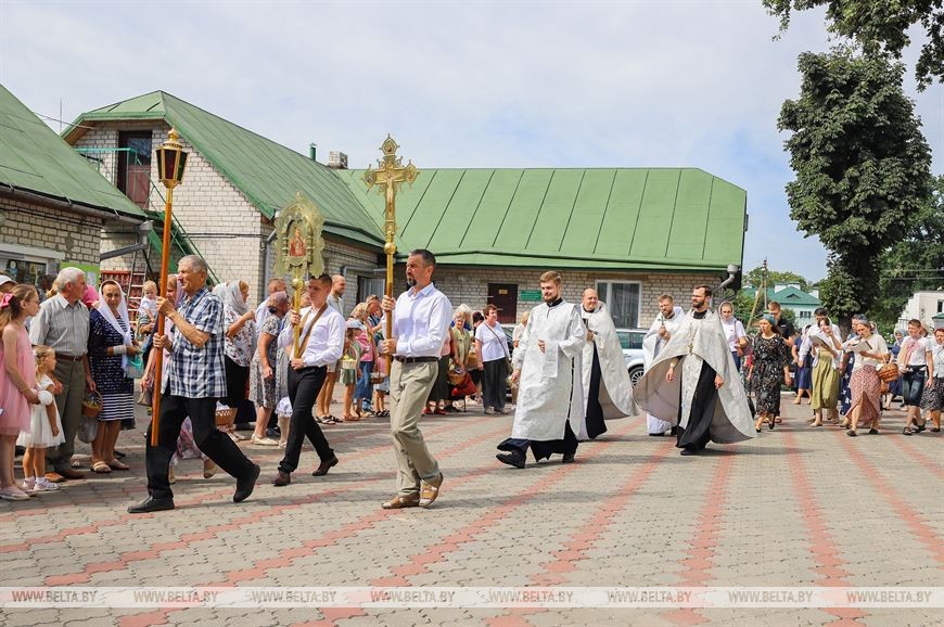 Православные верующие в Бресте празднуют Яблочный Спас