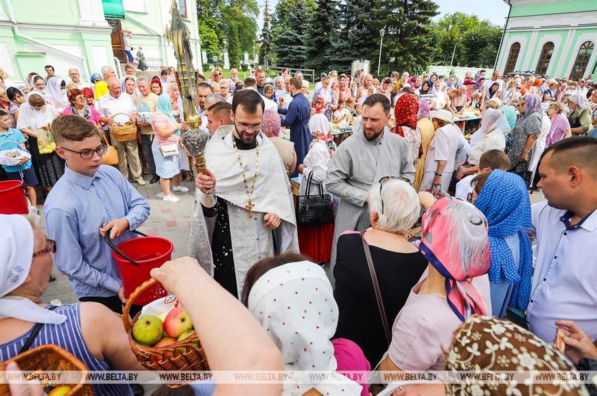Православные верующие в Бресте празднуют Яблочный Спас