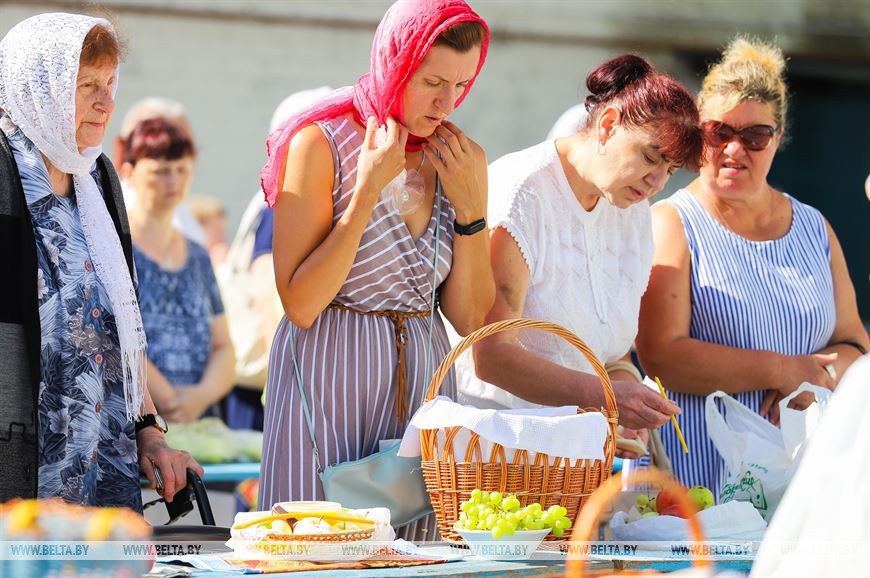 Православные верующие в Бресте празднуют Яблочный Спас