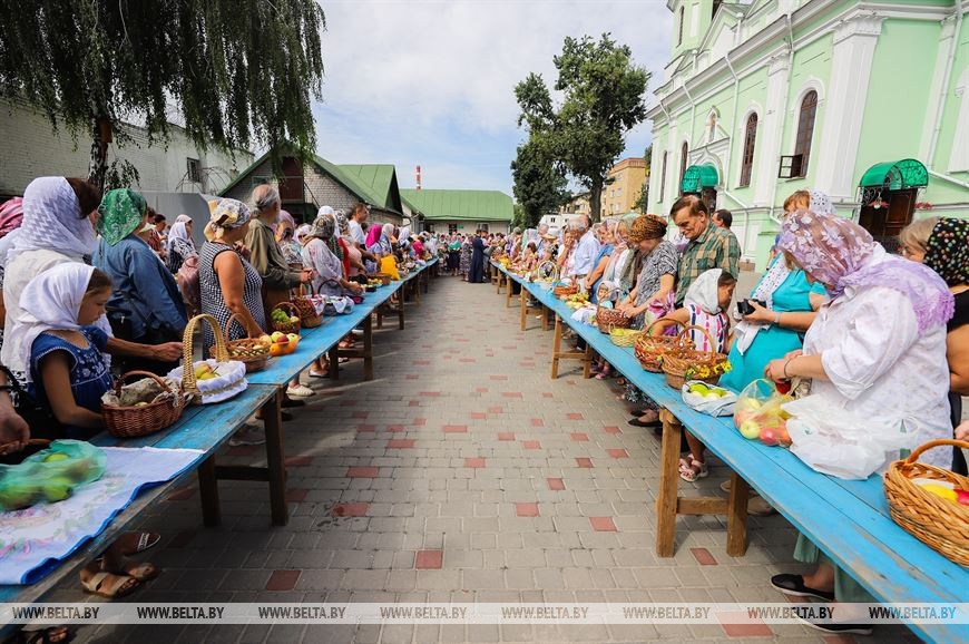 Православные верующие в Бресте празднуют Яблочный Спас