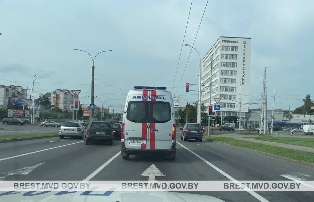 ГАИ проверила, как брестчане пропускают скорую помощь на дороге