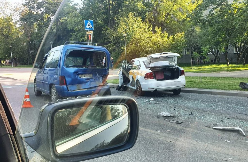 В Бресте таксист врезался в автомобиль. Кто виноват?