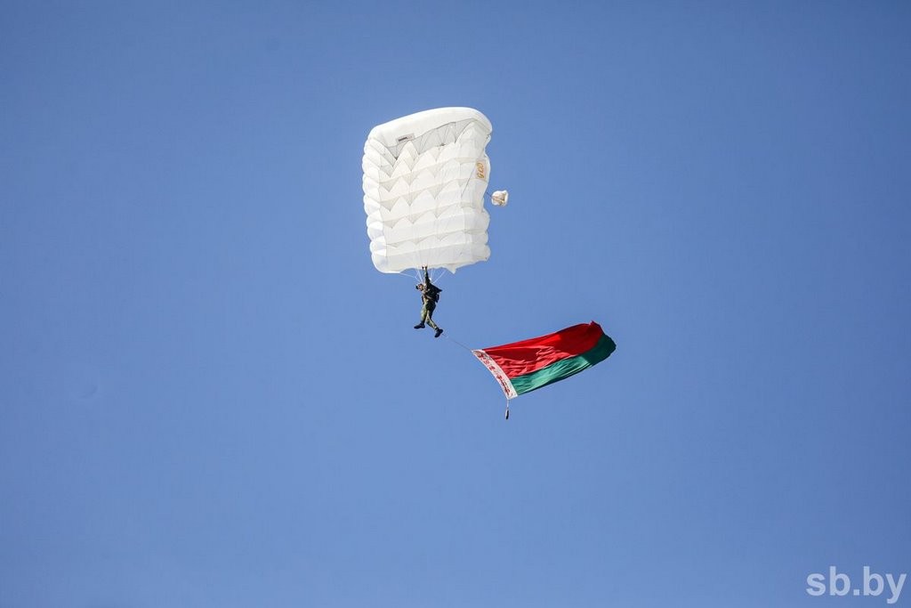 Сотни брестчан пришли в 38-ю бригаду на празднование Дня десантников и сил специальных операций