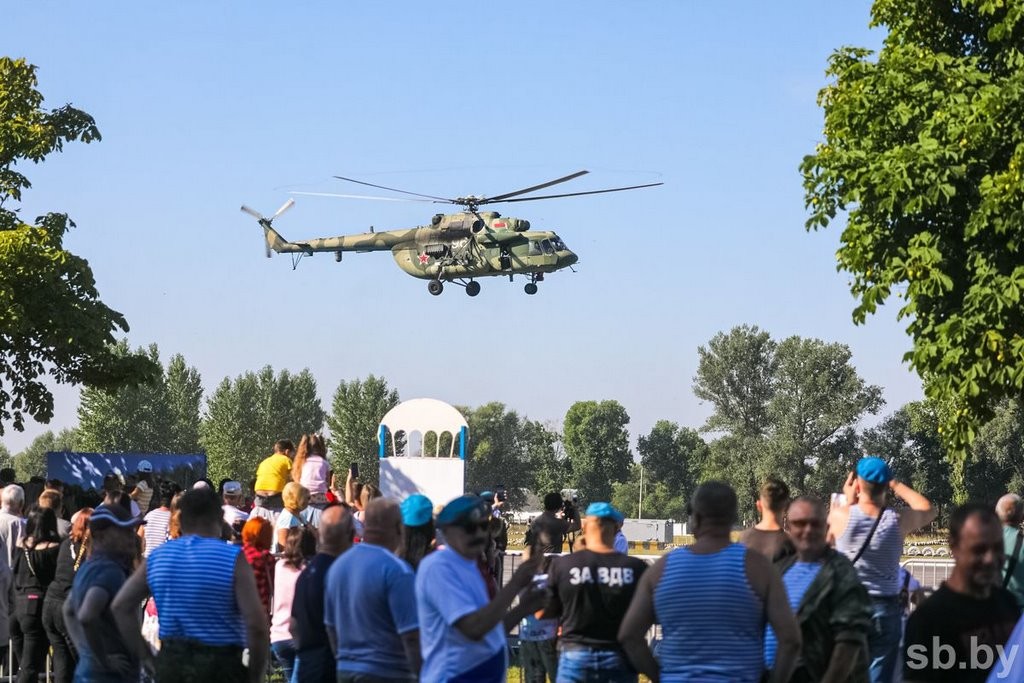 Сотни брестчан пришли в 38-ю бригаду на празднование Дня десантников и сил специальных операций