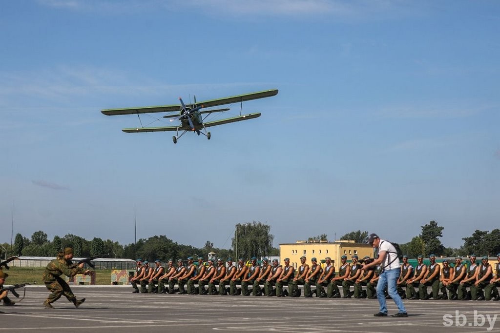 Сотни брестчан пришли в 38-ю бригаду на празднование Дня десантников и сил специальных операций