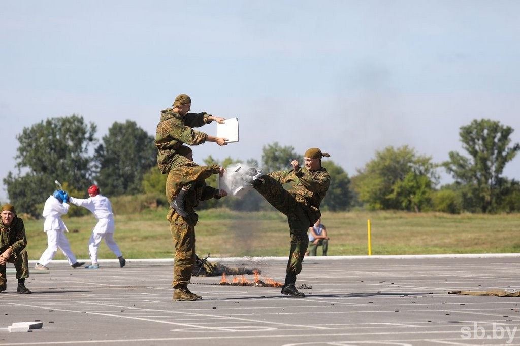 Сотни брестчан пришли в 38-ю бригаду на празднование Дня десантников и сил специальных операций