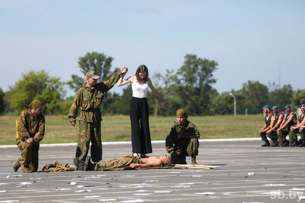 Сотни брестчан пришли в 38-ю бригаду на празднование Дня десантников и сил специальных операций