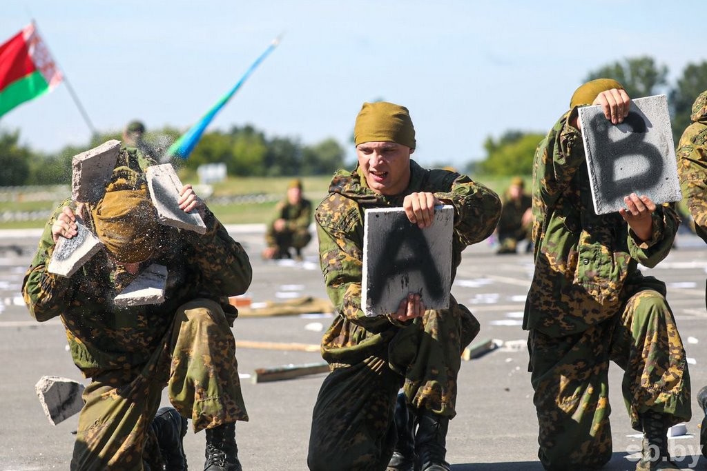 Сотни брестчан пришли в 38-ю бригаду на празднование Дня десантников и сил специальных операций
