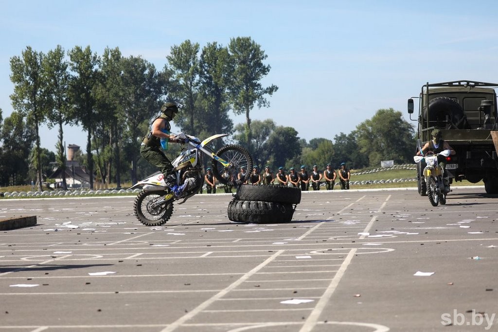 Сотни брестчан пришли в 38-ю бригаду на празднование Дня десантников и сил специальных операций