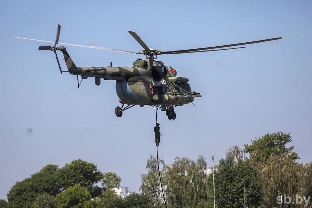 Сотни брестчан пришли в 38-ю бригаду на празднование Дня десантников и сил специальных операций