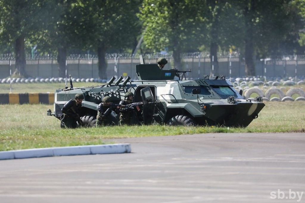 Сотни брестчан пришли в 38-ю бригаду на празднование Дня десантников и сил специальных операций