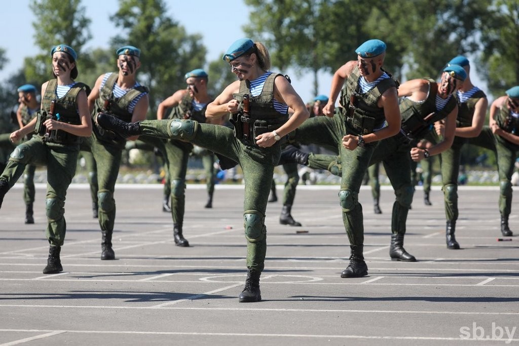 Сотни брестчан пришли в 38-ю бригаду на празднование Дня десантников и сил специальных операций