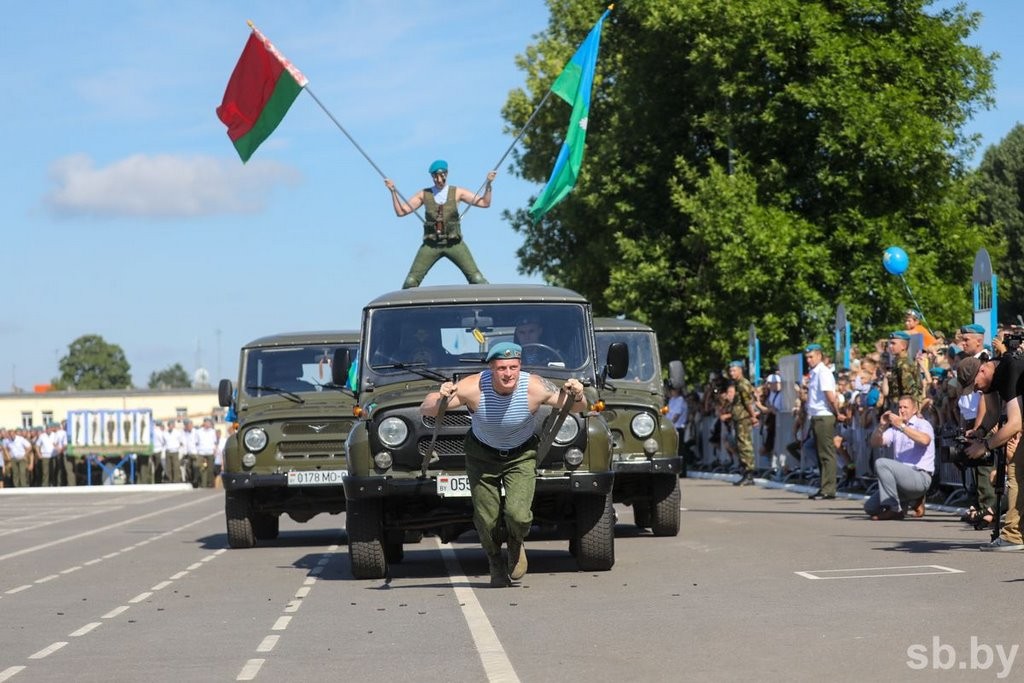 Сотни брестчан пришли в 38-ю бригаду на празднование Дня десантников и сил специальных операций