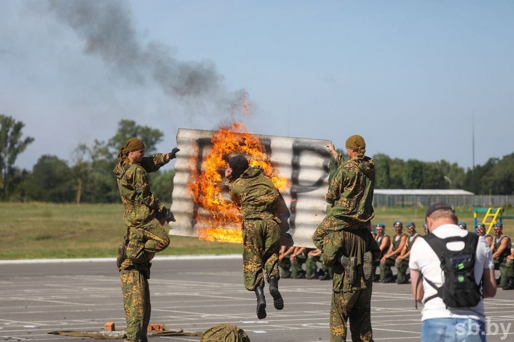 Сотни брестчан пришли в 38-ю бригаду на празднование Дня десантников и сил специальных операций