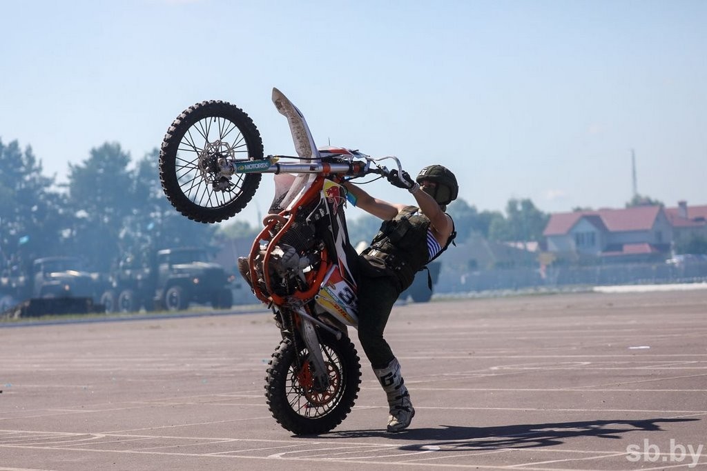 Сотни брестчан пришли в 38-ю бригаду на празднование Дня десантников и сил специальных операций