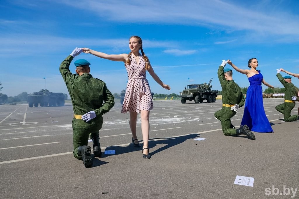 Сотни брестчан пришли в 38-ю бригаду на празднование Дня десантников и сил специальных операций