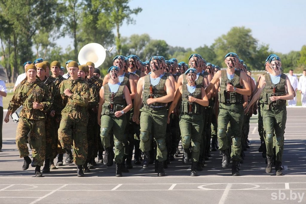 Сотни брестчан пришли в 38-ю бригаду на празднование Дня десантников и сил специальных операций