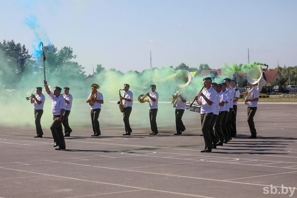 Сотни брестчан пришли в 38-ю бригаду на празднование Дня десантников и сил специальных операций