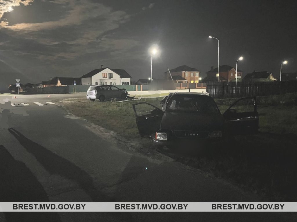 На перекрёстке в Столине столкнулись Audi и Toyota: пострадала 16-летняя девушка