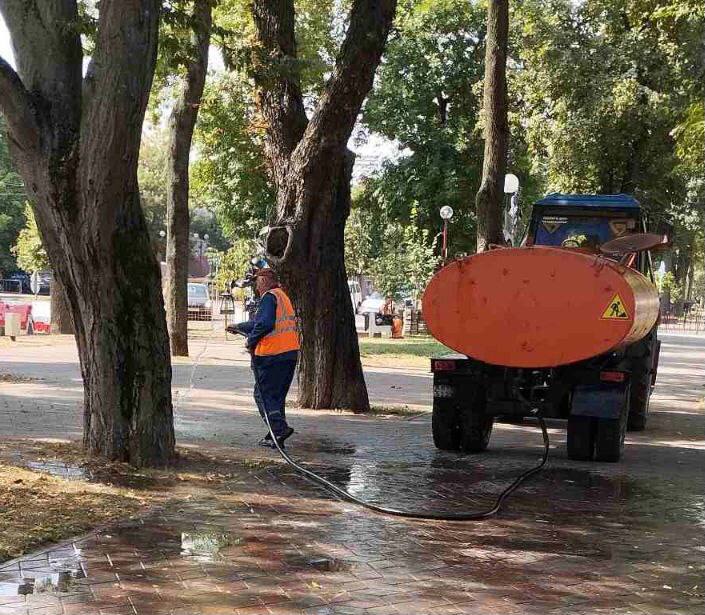 В Бресте коммунальщики взялись за мойку тротуаров