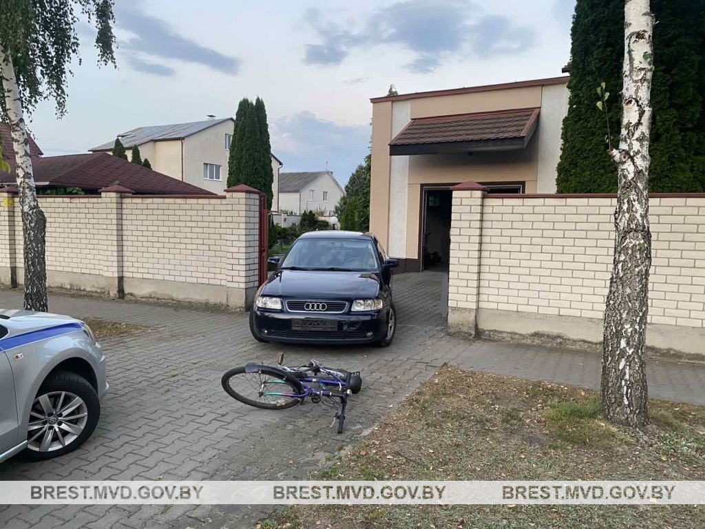 В Бресте автомобиль сбил мальчика на велосипеде
