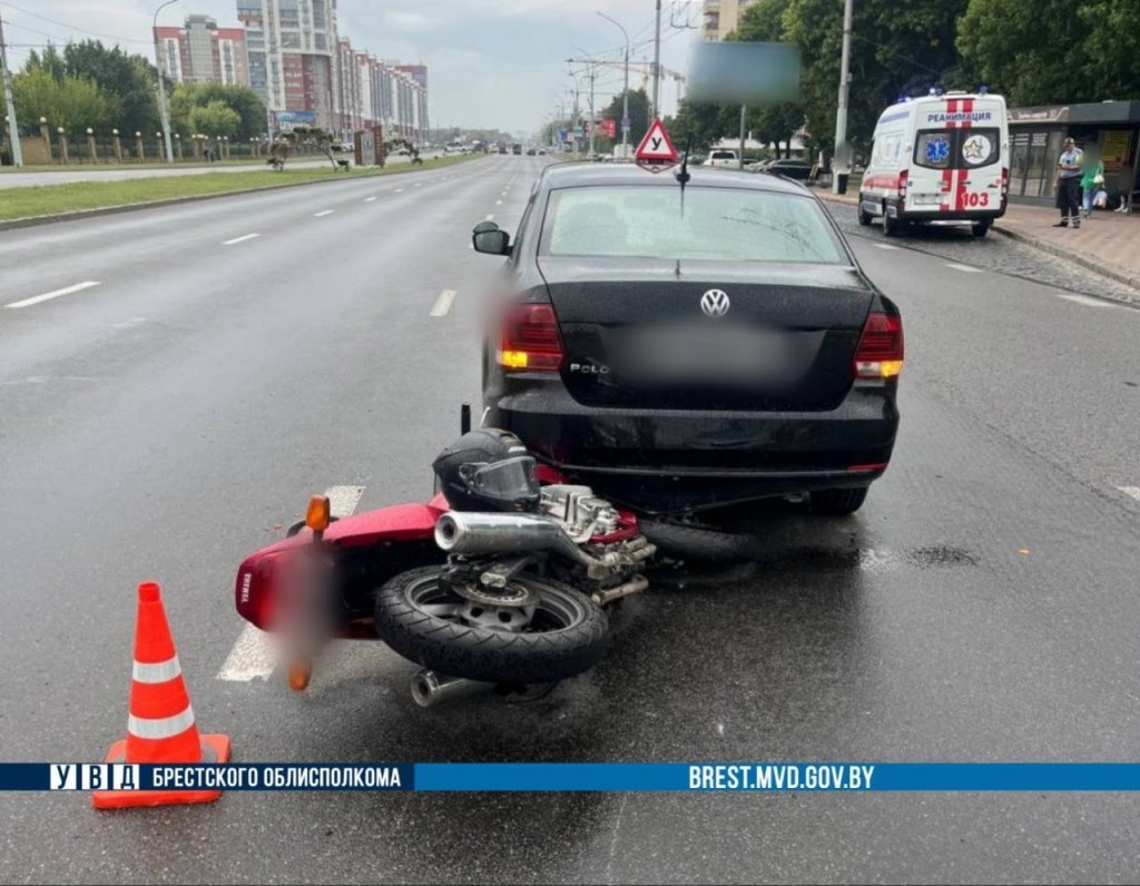 Юный мотоциклист и учебное авто: столкновение на Московской в Бресте