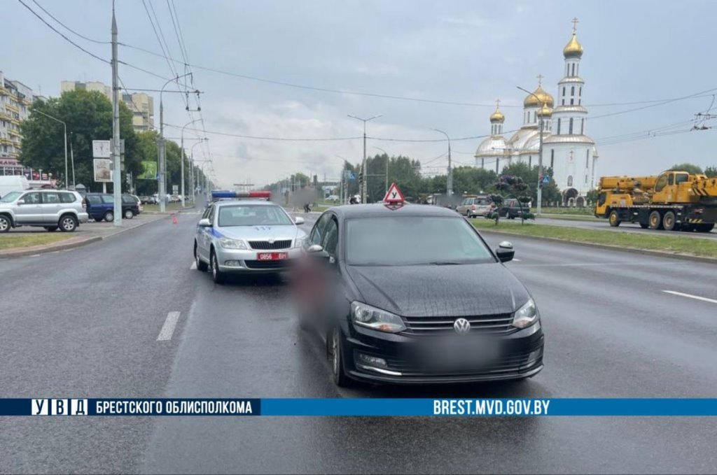 Юный мотоциклист и учебное авто: столкновение на Московской в Бресте