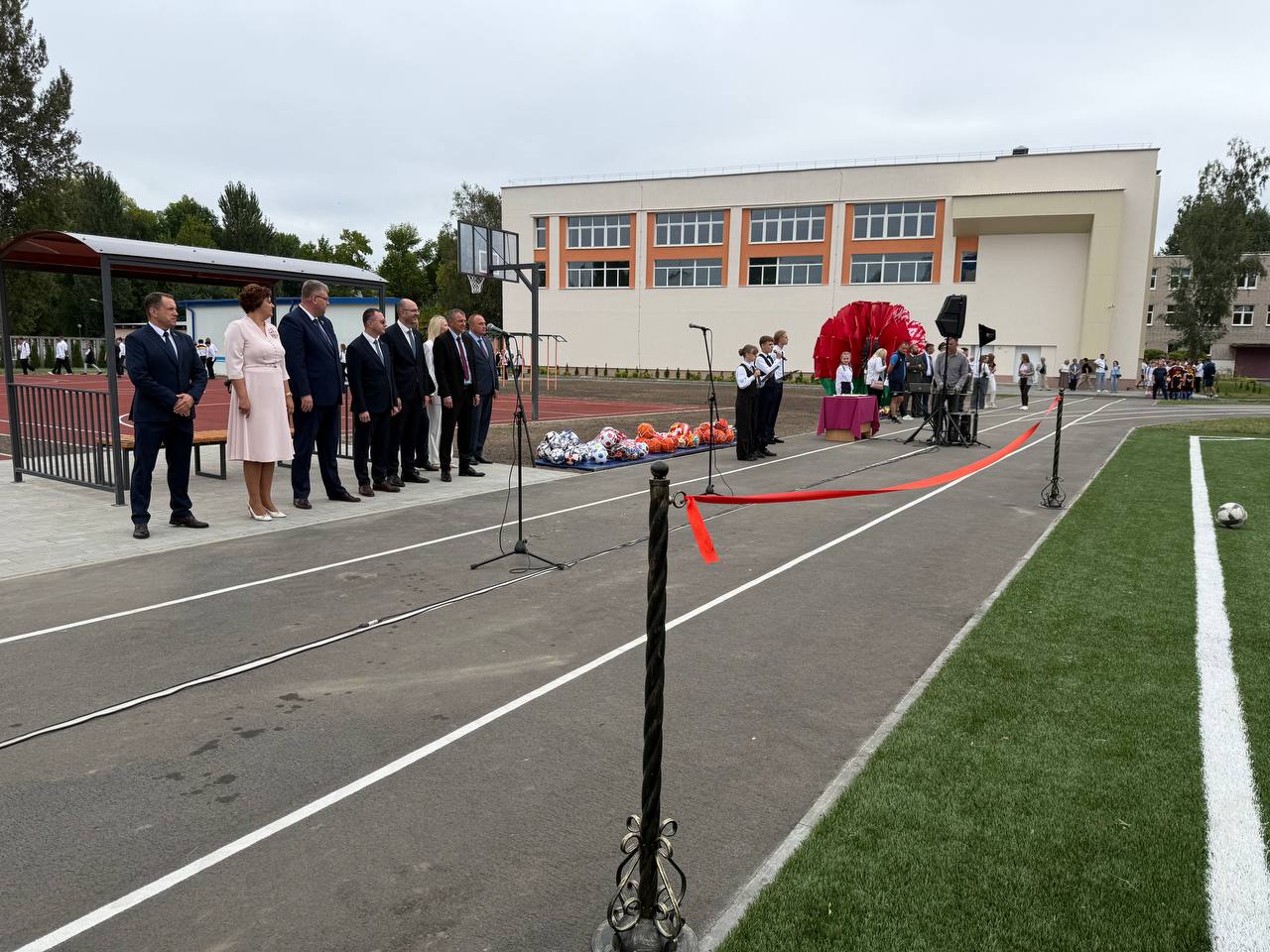 Первый звонок и новый стадион в брестской СШ №9