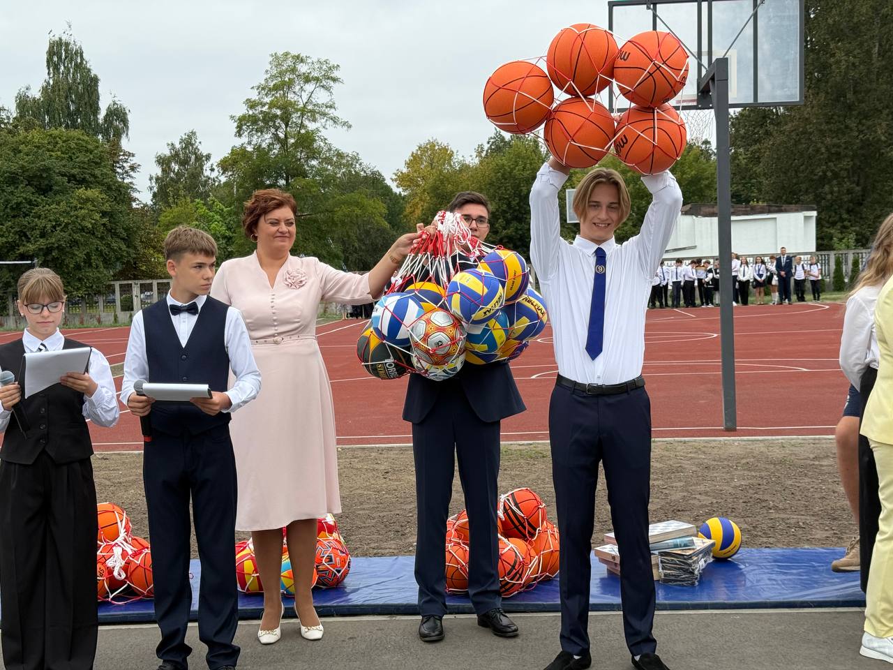 Первый звонок и новый стадион в брестской СШ №9