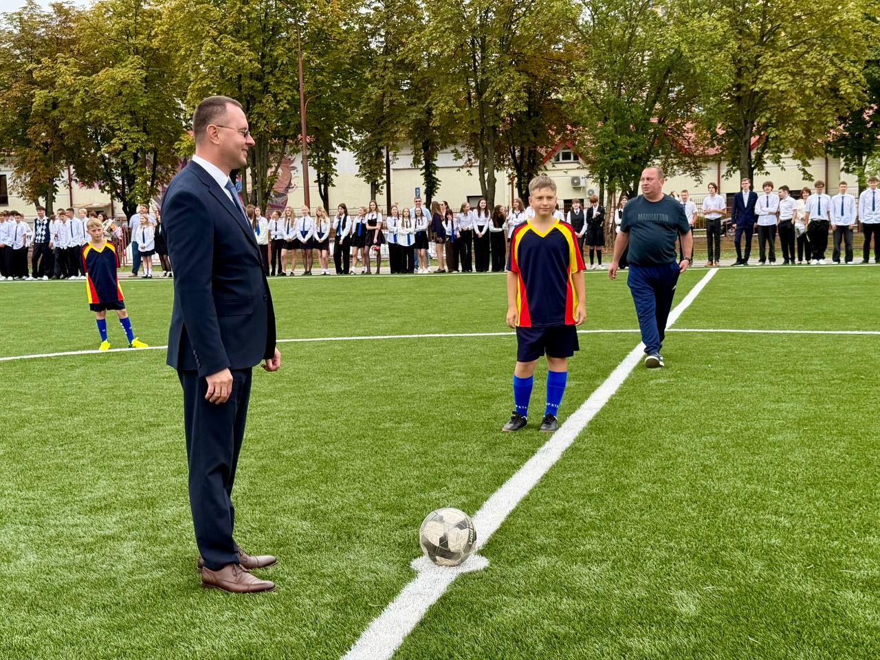 Первый звонок и новый стадион в брестской СШ №9