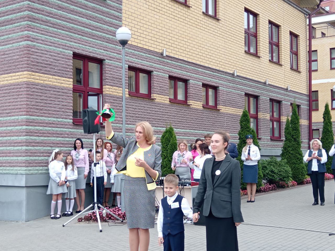 Сегодня коллективу и ученикам СШ №1 представили Елену Игнатюк, ранее работавшую замдиректора СШ № 23. 