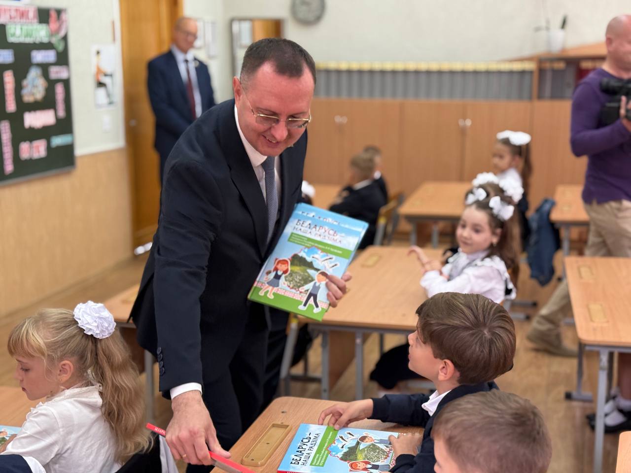 В День знаний все первоклассники Беларуси получили подарок от Президента – книгу о нашей Родине!