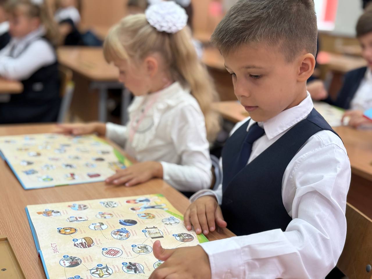 В День знаний все первоклассники Беларуси получили подарок от Президента – книгу о нашей Родине!