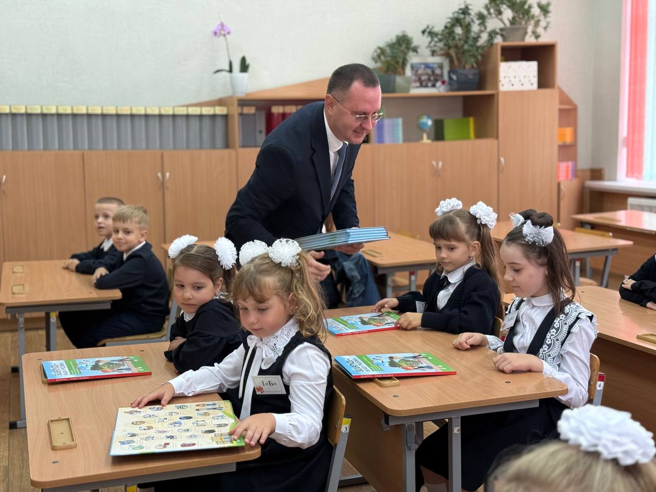 В День знаний все первоклассники Беларуси получили подарок от Президента – книгу о нашей Родине!