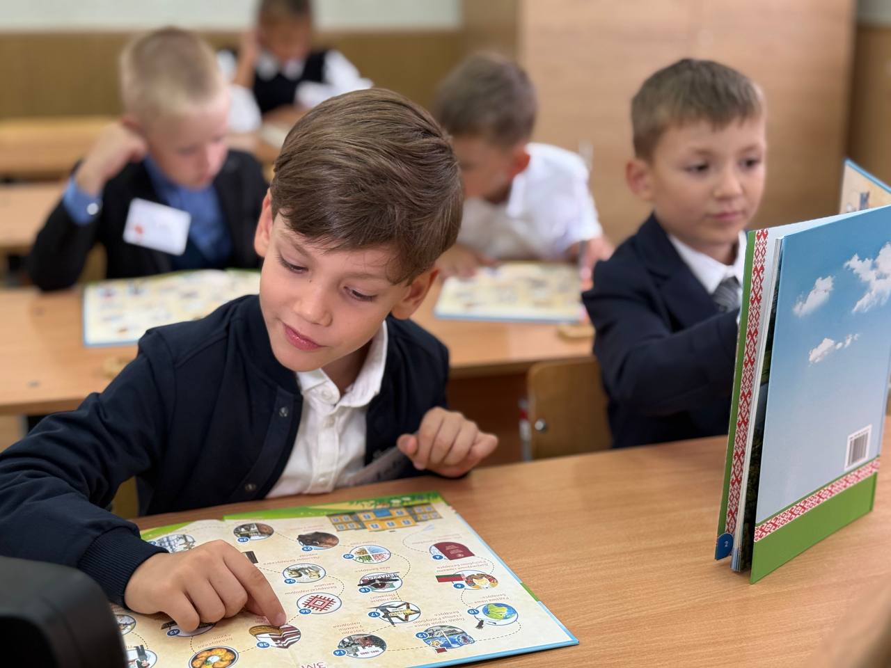 В День знаний все первоклассники Беларуси получили подарок от Президента – книгу о нашей Родине!