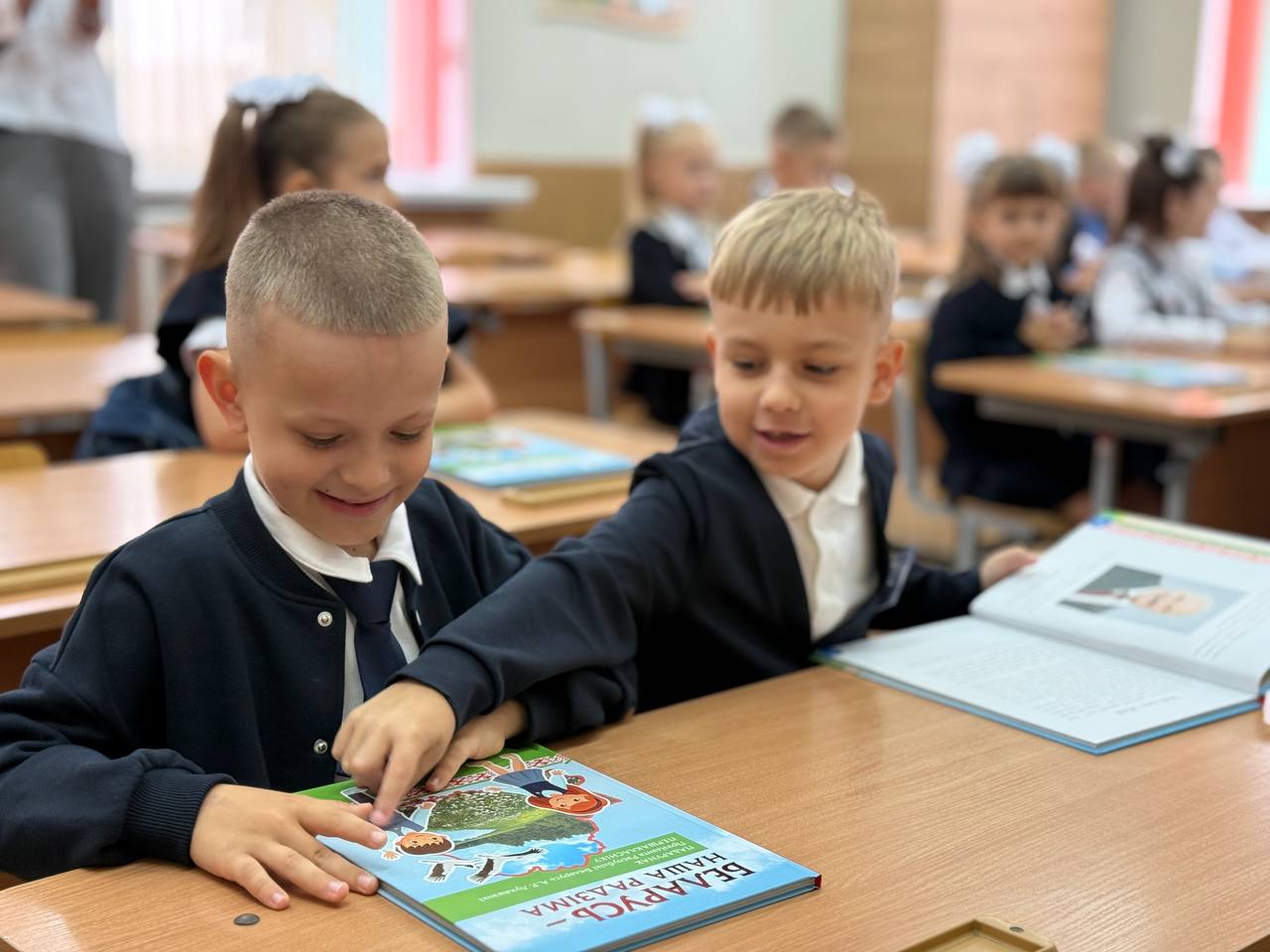 В День знаний все первоклассники Беларуси получили подарок от Президента – книгу о нашей Родине!