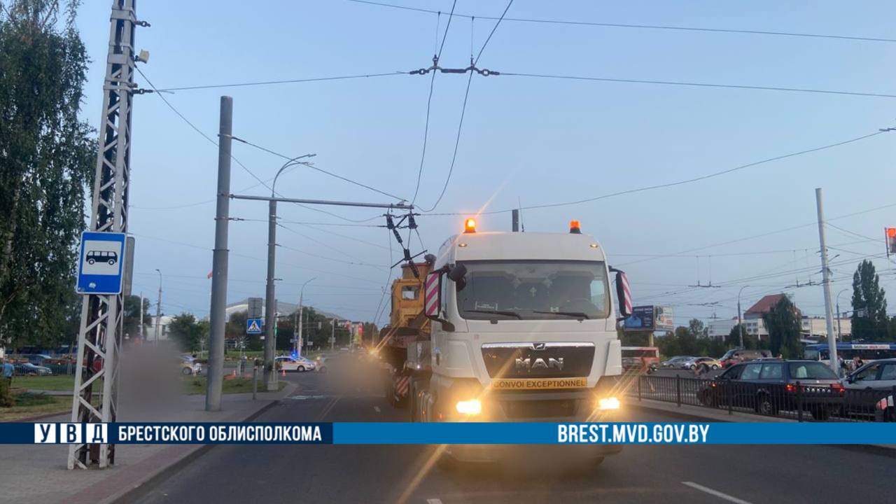 В Бресте грузовик зацепил троллейбусные провода — повреждены 5 автомобилей