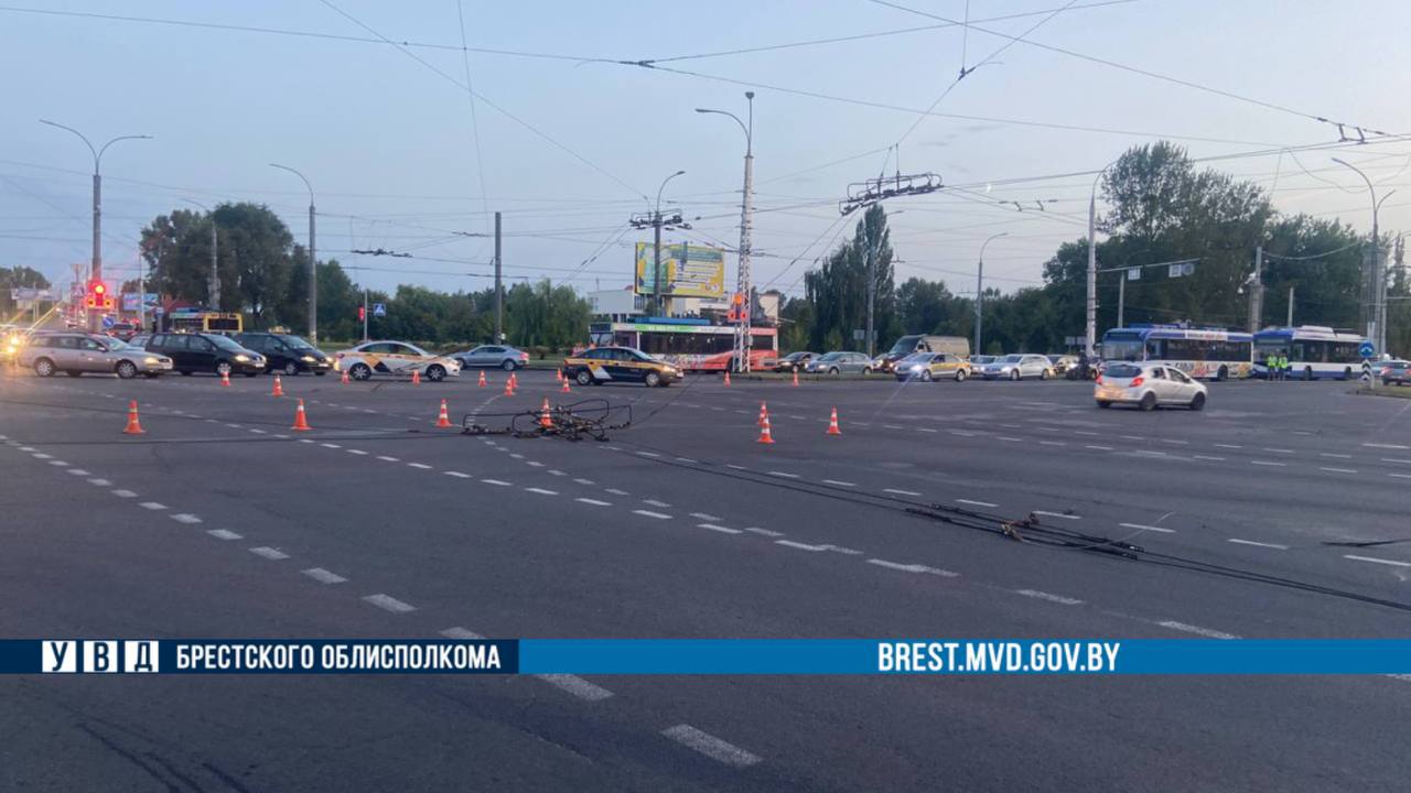 В Бресте грузовик зацепил троллейбусные провода — повреждены 5 автомобилей