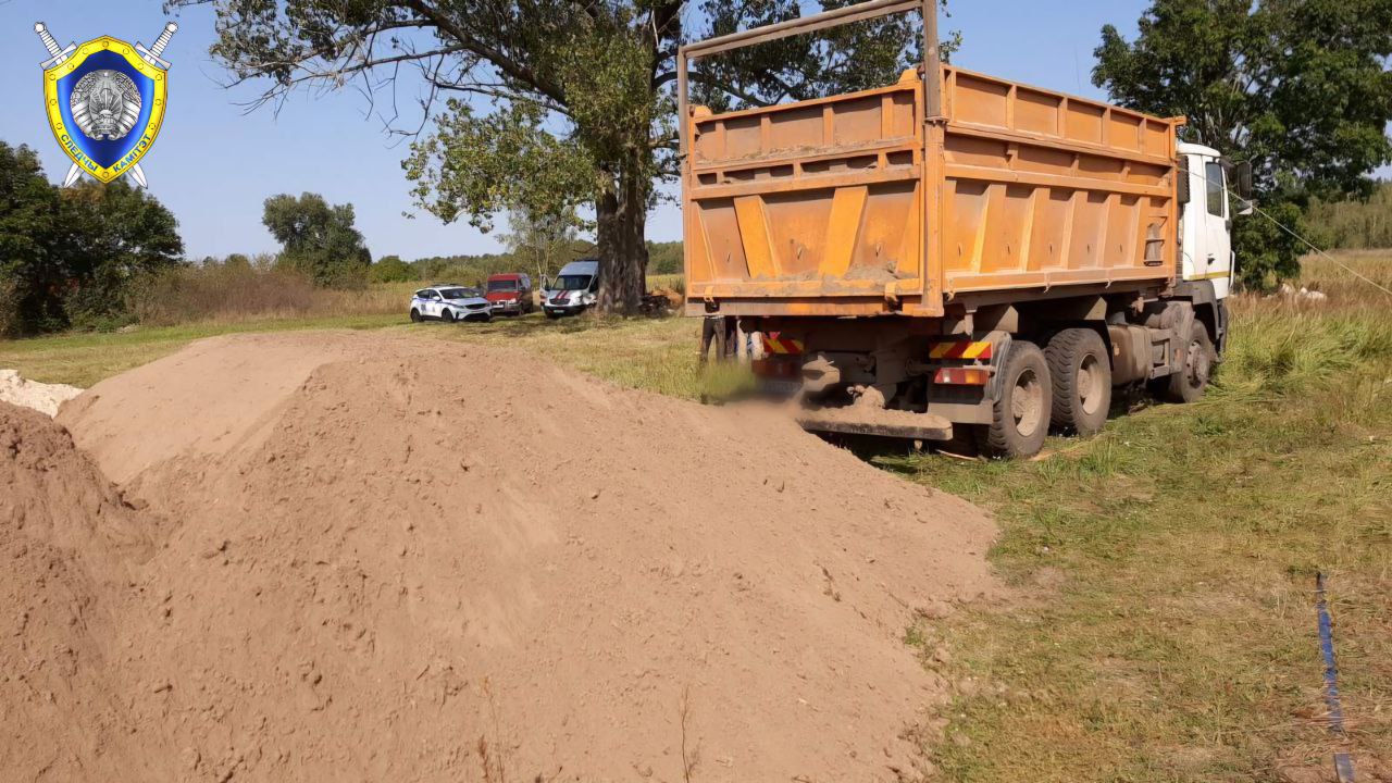 В Беларуси водителя грузовика убило током при выходе из кабины. Как так вышло?