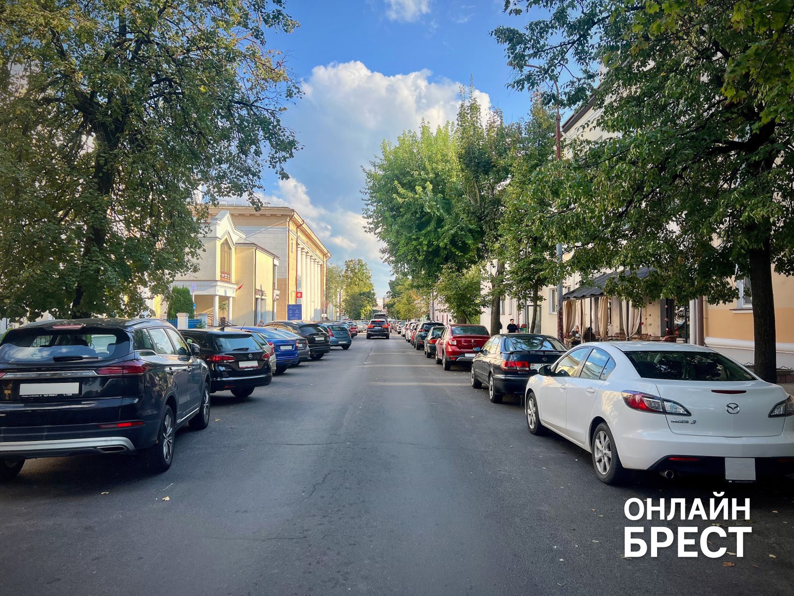 Где припарковаться в центре Бреста без нервов и вмятин: проверенное решение