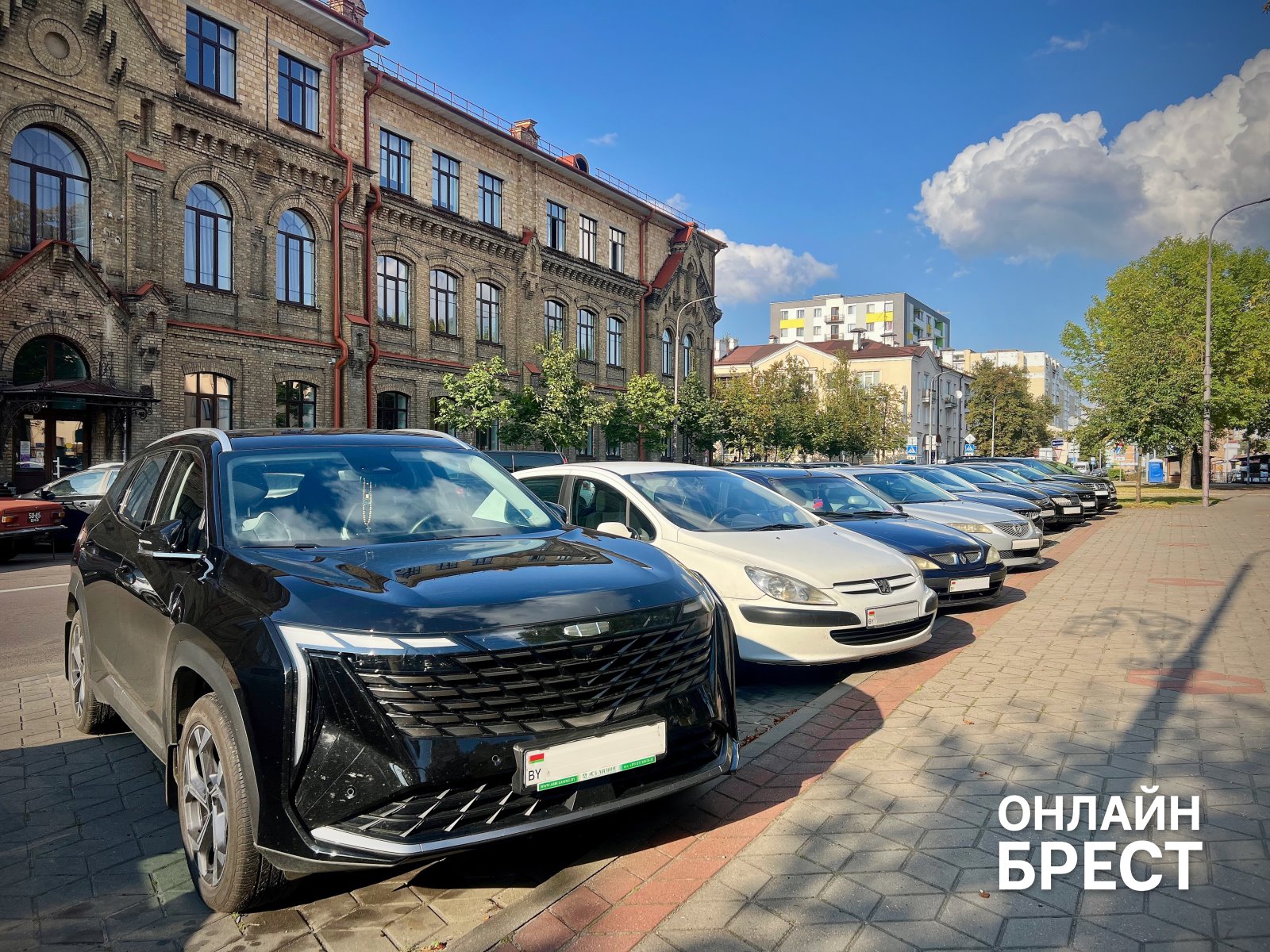 Где припарковаться в центре Бреста без нервов и вмятин: проверенное решение