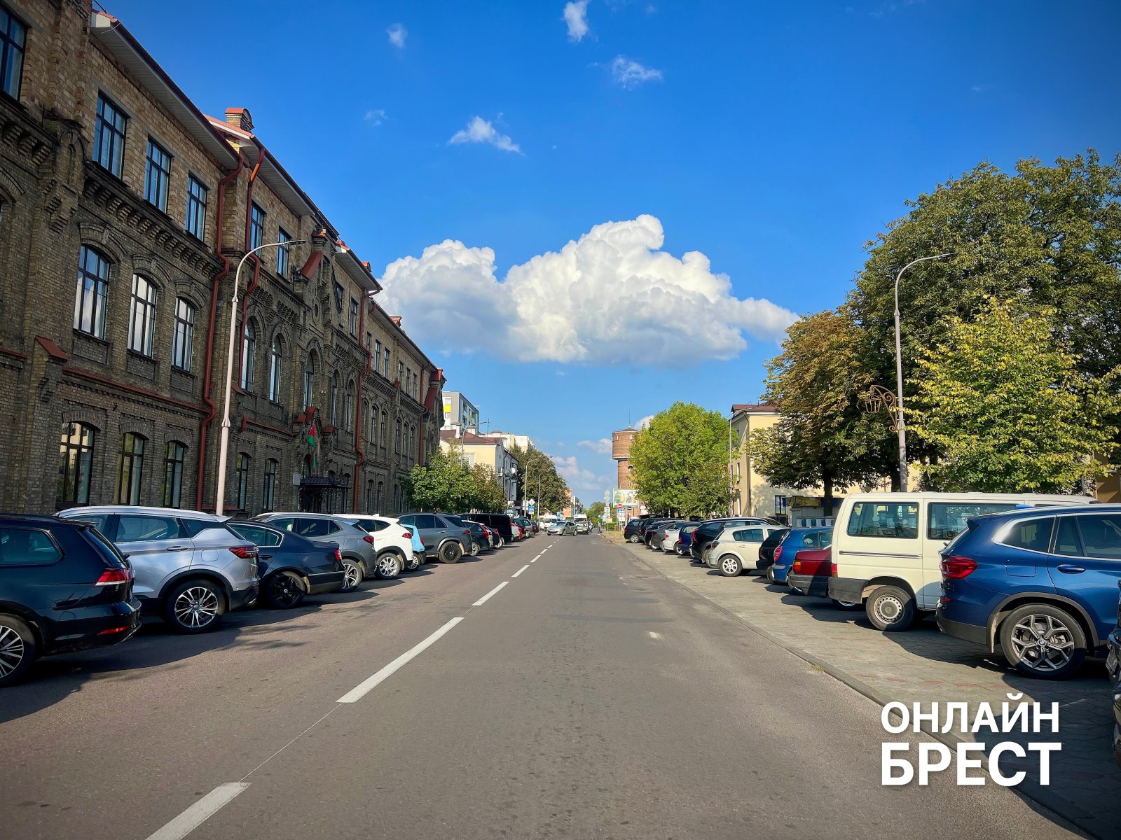 Где припарковаться в центре Бреста без нервов и вмятин: проверенное решение