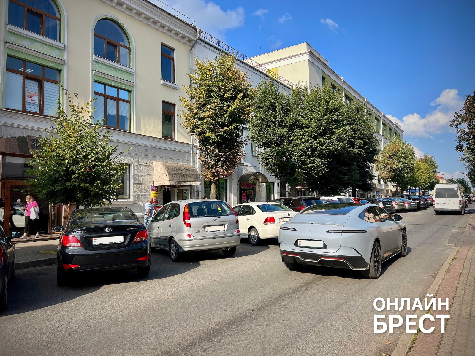 Где припарковаться в центре Бреста без нервов и вмятин: проверенное решение