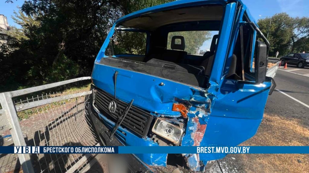 Цепное ДТП на Пионерской в Бресте: повреждены четыре автомобиля и ограждение