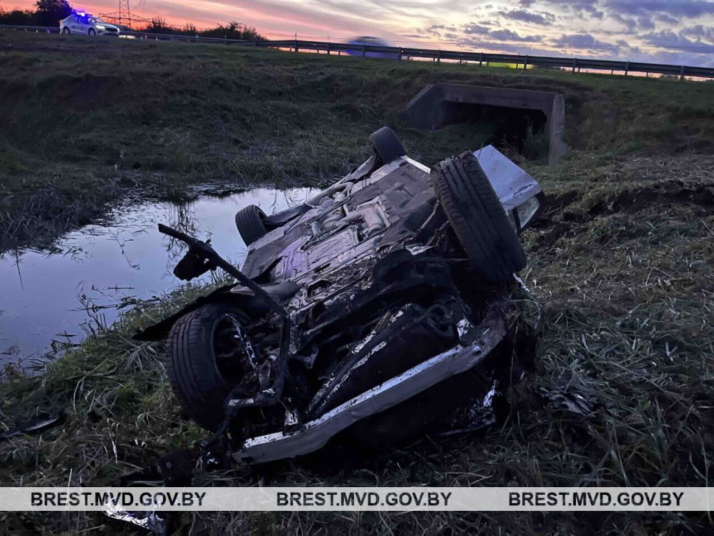 BMW брестчанки перевернулся в кювете — как это произошло