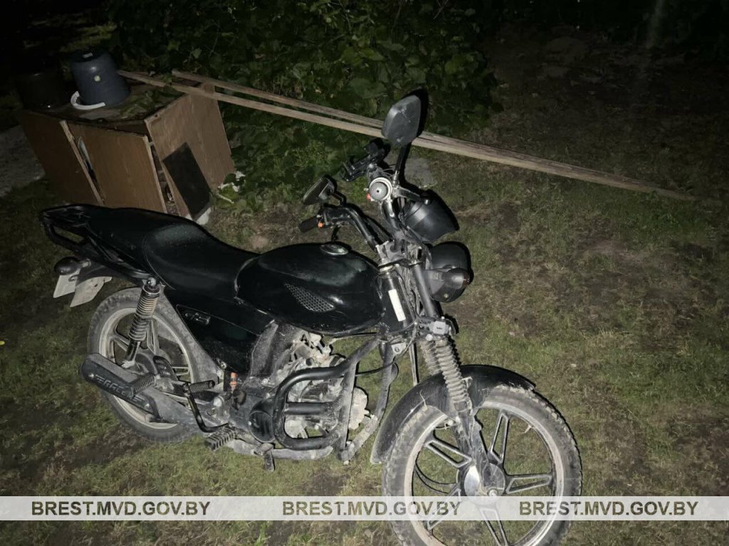 В Брестском районе 18-летний водитель мопеда госпитализирован после ДТП