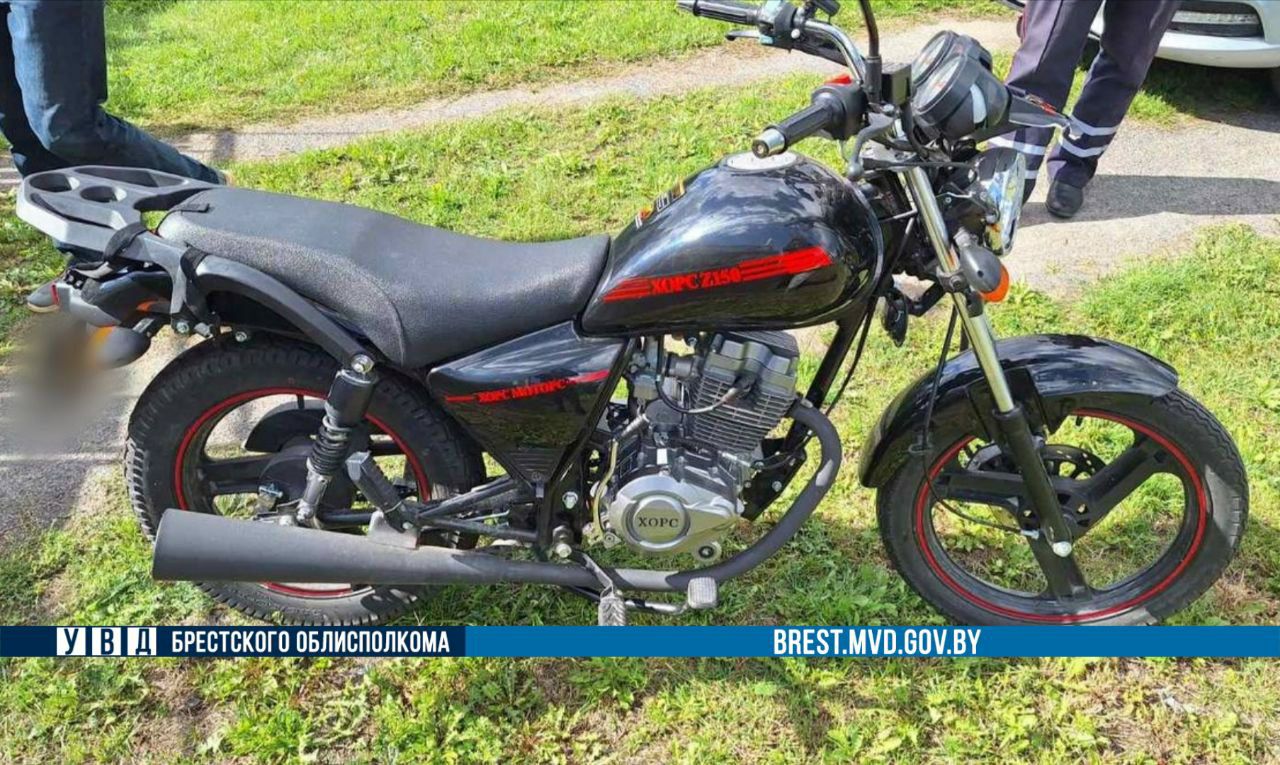 Утро в Кобрине началось с ДТП: мотоциклист не справился с управлением