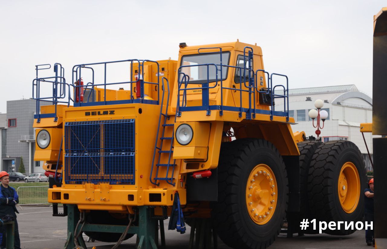Карьерный самосвал БелАЗ устанавливают на площадке у легкоатлетического манежа в Бресте 