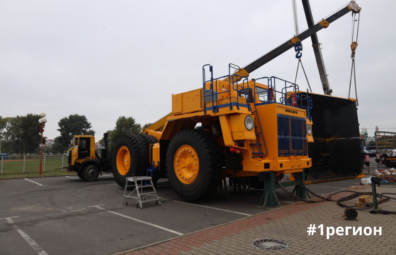 Карьерный самосвал БелАЗ устанавливают на площадке у легкоатлетического манежа в Бресте 