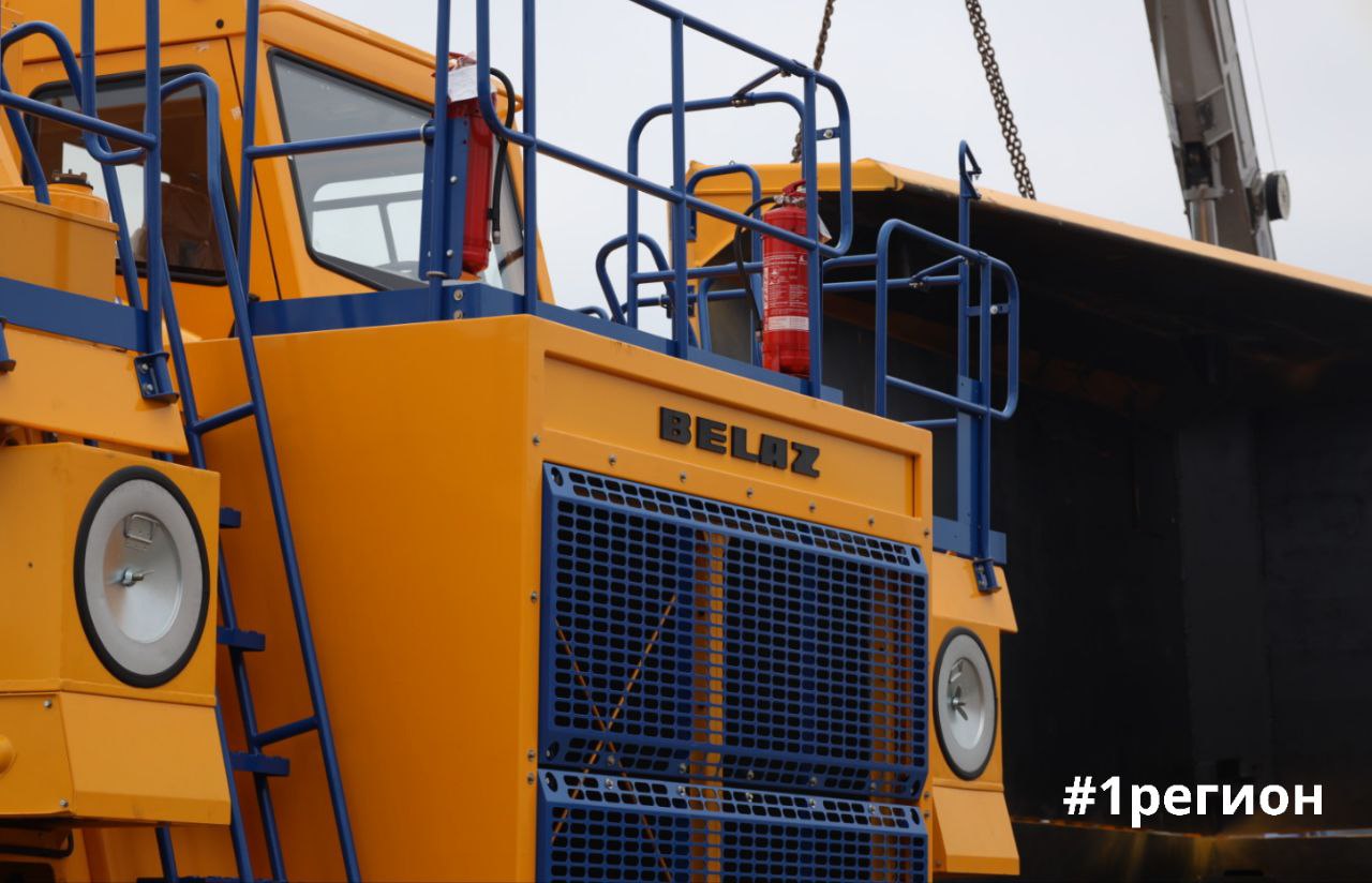 Карьерный самосвал БелАЗ устанавливают на площадке у легкоатлетического манежа в Бресте 